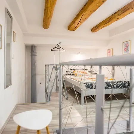 Apartma N'poznam Tobacna ليوبليانا